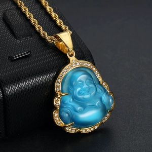 Vue macro du pendentif Bouddha doré avec pierre bleue et détails de cristaux brillants