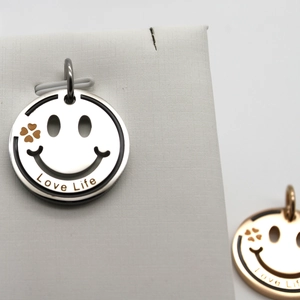 Collier pendentif visage souriant en argent et or rose avec gravure Love Life élégante
