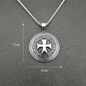 Dettaglio del ciondolo croce dei Templari di 57 mm di altezza e 42 mm di larghezza
