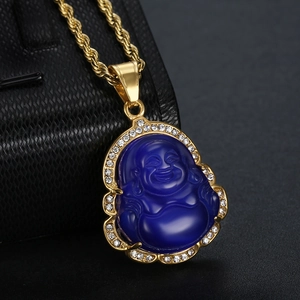 Pendentif Bouddha Maitreya bleu avec chaîne dorée et accents en cristaux brillants