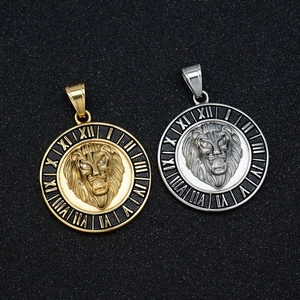 Collier lion hip hop avec chiffres romains en finitions dorée et argentée