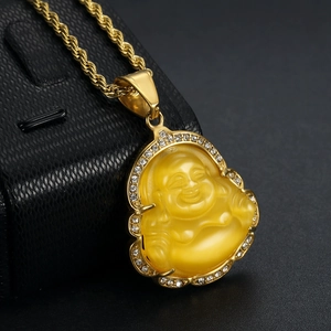 Détail du pendentif Bouddha avec cadre doré, zircons incrustés et pierre œil de chat jaune