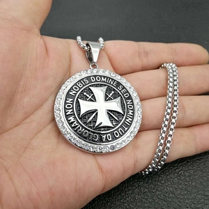 Ciondolo medaglione dei Templari in argento con zirconi e catena in acciaio