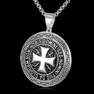 Collana con medaglione dei Cavalieri Templari con croce e spade d'argento su sfondo nero