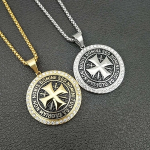 Collane con croce dei Cavalieri Templari color oro e argento con strass e incisioni
