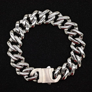 Collana a catena cubana argento lucido con chiusura industriale su sfondo nero
