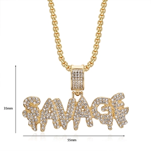 Détail du pendentif SAVAGE doré avec cristaux givrés et dimensions de 35 mm sur 55 mm