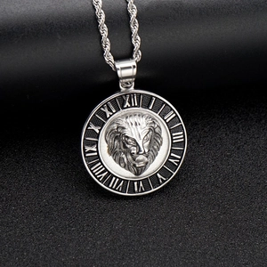 Détail du pendentif tête de lion avec chiffres romains et chaîne torsadée en acier inox