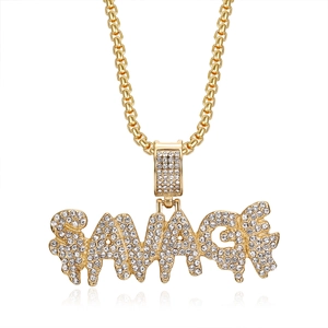 Collier hip-hop doré avec pendentif SAVAGE serti de cristaux brillants sur fond blanc