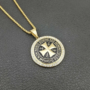 Collana dell'Ordine dei Templari placcata oro con cristalli e incisione latina