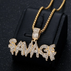 Collier avec pendentif SAVAGE doré serti de strass avec design effet goutte à goutte