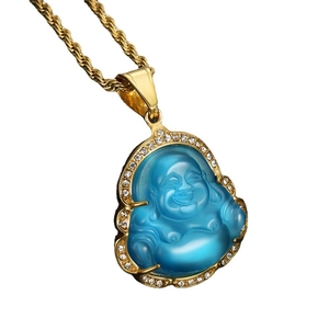 Pendentif Bouddha rieur avec pierre bleue et cristaux sur une chaîne dorée torsadée