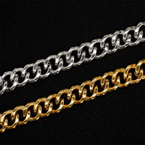 Dettagli delle catene a maglia cubana oro e argento stile hip hop e texture metallica