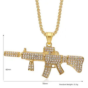 Vue détaillée du pendentif fusil AK47 doré avec dimensions de 70mm x 42mm