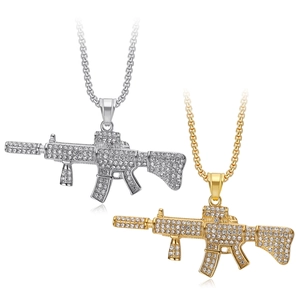 Vue détaillée des pendentifs AK47 or et argent sertis de cristaux de zircone