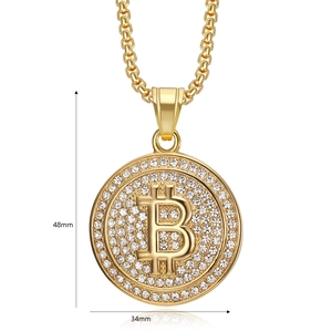 Vue détaillée du pendentif Bitcoin doré avec cristaux blancs et dimensions 48mm x 34mm