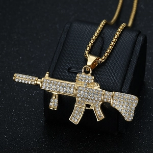 Collier avec pendentif fusil AK47 plaqué or glacé et zircons blancs étincelants