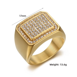 Détail d'une bague carrée plaquée or avec diamants micro-pavé, largeur 17mm, poids 13,6g