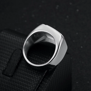 Chevalière carrée en acier inoxydable poli pour homme sur bord de boîte à bijoux