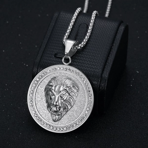 Hip-Hop-Löwenkopf-Medaillon mit Zirkonia-Rand an einer silbernen Box-Kette für Herren