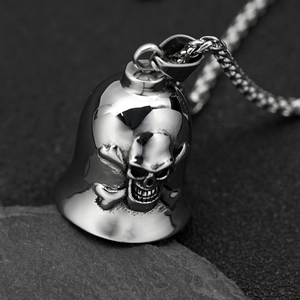 Vintage Silber Totenkopf Glockenanhänger mit gotischer Gravur an einer Stahlkette