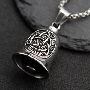 Pendentif cloche viking rétro en acier inoxydable avec gravure celtique triquetra