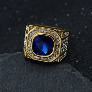 Bague pour hommes en or avec une grande pierre bleue carrée et cristaux pavés