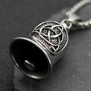 Collier cloche Viking en acier inoxydable avec nœud triquetra sur fond de pierre