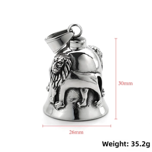 Vue détaillée du pendentif cloche lion vintage, dimensions 30mm de haut et 26mm de large