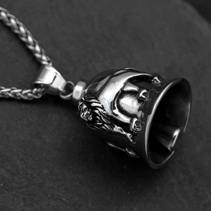 Pendentif cloche tête de lion punk viking en acier inoxydable sur une chaîne tressée