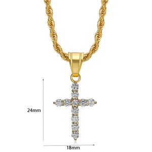 Détail du pendentif croix plaqué or 24mm x 18mm avec zircons sur chaîne de type corde