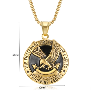 Détail du collier avec pendentif aigle doré et dimensions de 40 mm et 50 mm