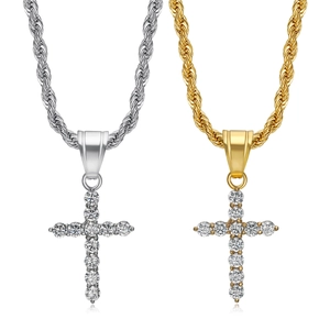 Détail de pendentifs croix plaqués or et argent avec zircons AAA sur chaînes