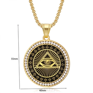 Détail du pendentif hip hop Œil de la Providence doré serti de zircons brillants