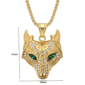 Vue détaillée du pendentif tête de loup viking plaqué or avec dimensions 47mm par 36mm