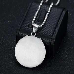 Pendentif aigle en acier inoxydable argenté poli avec chaîne sur fond sombre