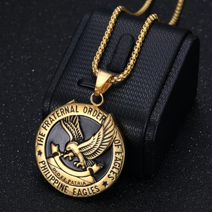 Collier pendentif aigle en acier titane doré avec emblème Fraternal Order of Eagles