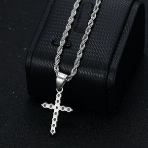 Collier croix hip-hop en acier titane argenté avec pierres noires sur chaîne corde