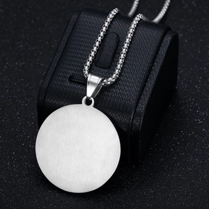 Collier avec pendentif œil de Dieu en acier inoxydable brossé sur chaîne box classique