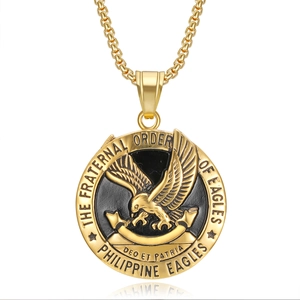 Collier médaillon aigle philippin doré avec emblème noir et design de totem d'aigle