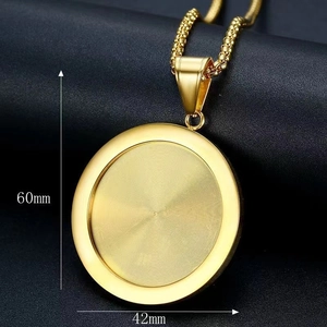 Détail d'un pendentif hip hop rond doré de 42 mm avec mesures sur fond noir élégant