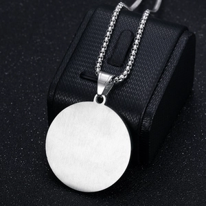Collier en acier inoxydable avec pendentif rond brossé et chaîne à maille vénitienne