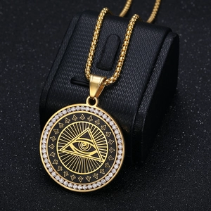 Collier avec pendentif rond Œil de la Providence en plaqué or et pierres de zircone