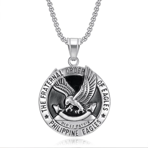 Collier avec médaillon aigle en acier inoxydable argenté et gravure d'étoiles