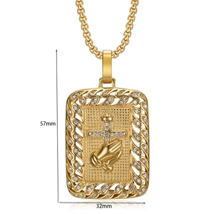 Vue détaillée des dimensions d'un collier pendentif mains en prière plaqué or et strass