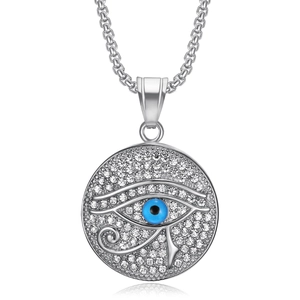 Detail des Horusauge-Anhängers mit funkelnden Strasssteinen und blauem Pupillendetail
