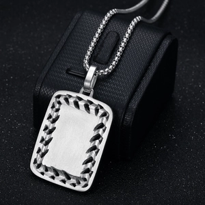 Collier pour homme avec plaque rectangulaire en acier inoxydable et bords texturés