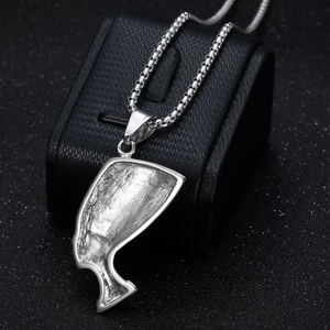 Pendentif vintage Reine égyptienne Néfertiti en acier argenté sur collier à chaîne box