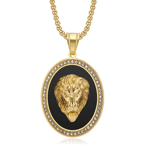 Collier hip-hop plaqué or avec pendentif tête de lion et cristaux sur fond blanc