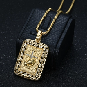 Pendentif mains en prière et croix plaqué or avec chaîne box en acier inoxydable